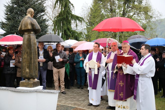 Biskup Mrzljak blagoslovio kip blaženog Alojzija Stepinca u Župi Sveta tri kralja u Svibovcu